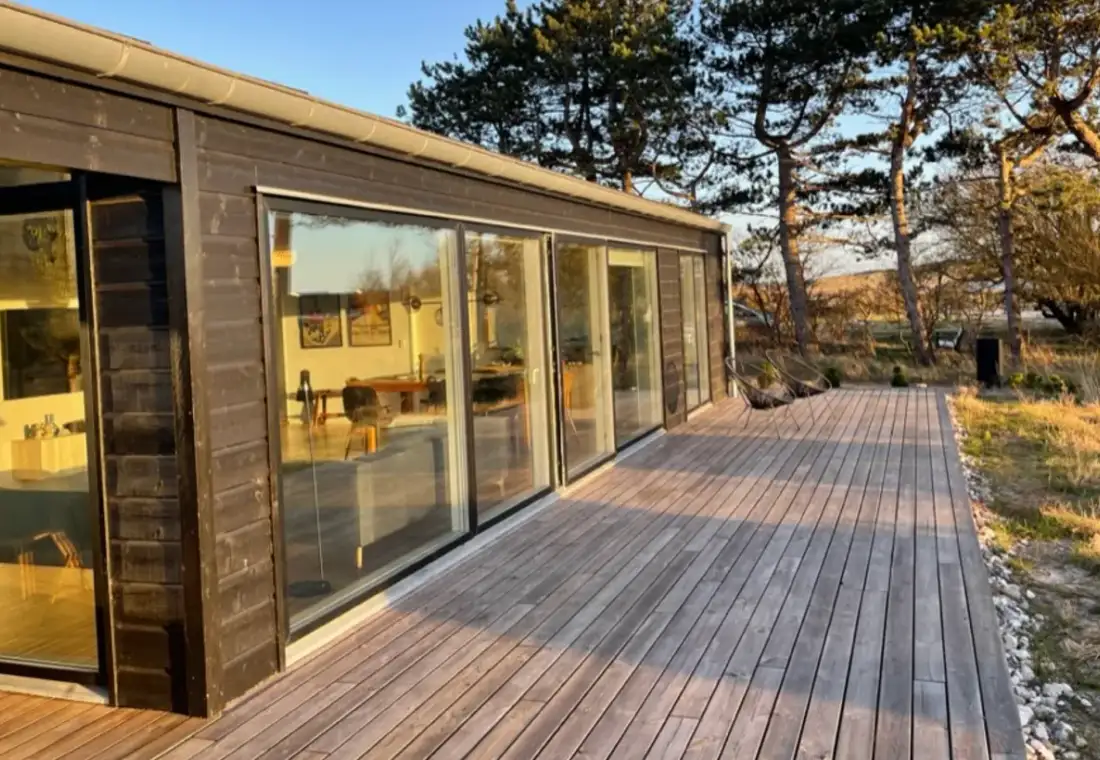 Modernes Ferienhaus mit großer Terrasse
