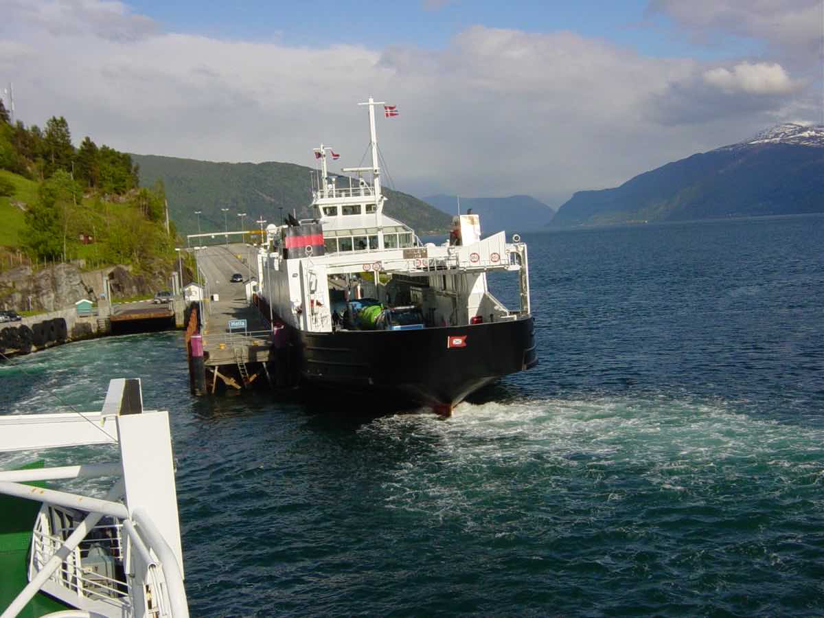 Fähre am Anleger Hella vor norwegischer Fjordlandschaft