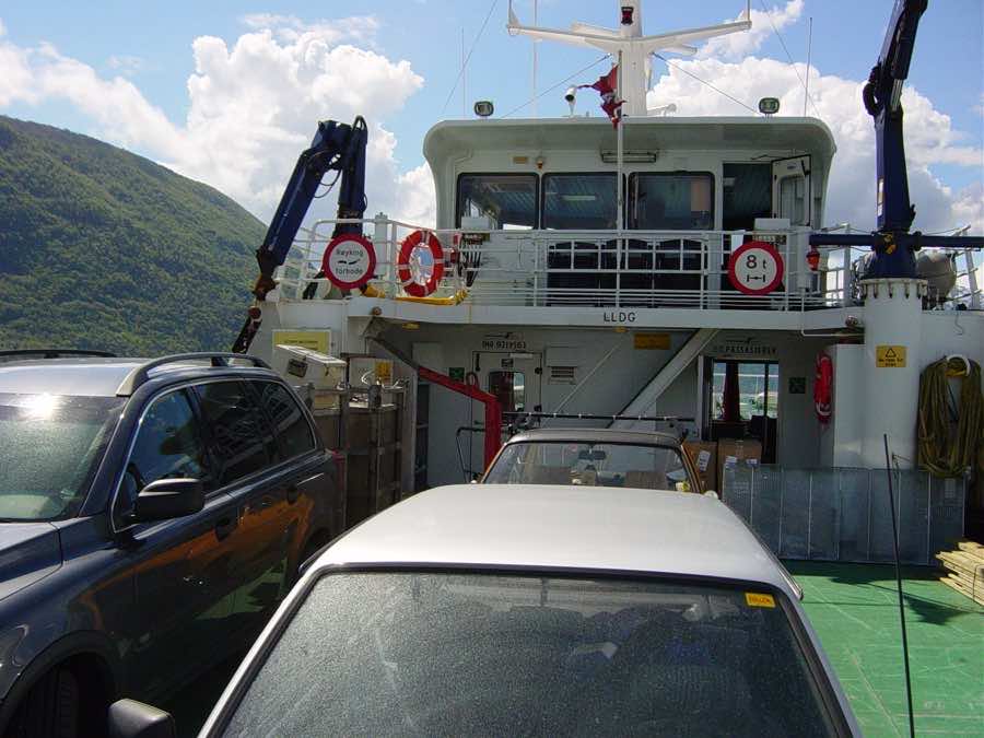 Autos auf einer regionalen Fähre in Norwegen