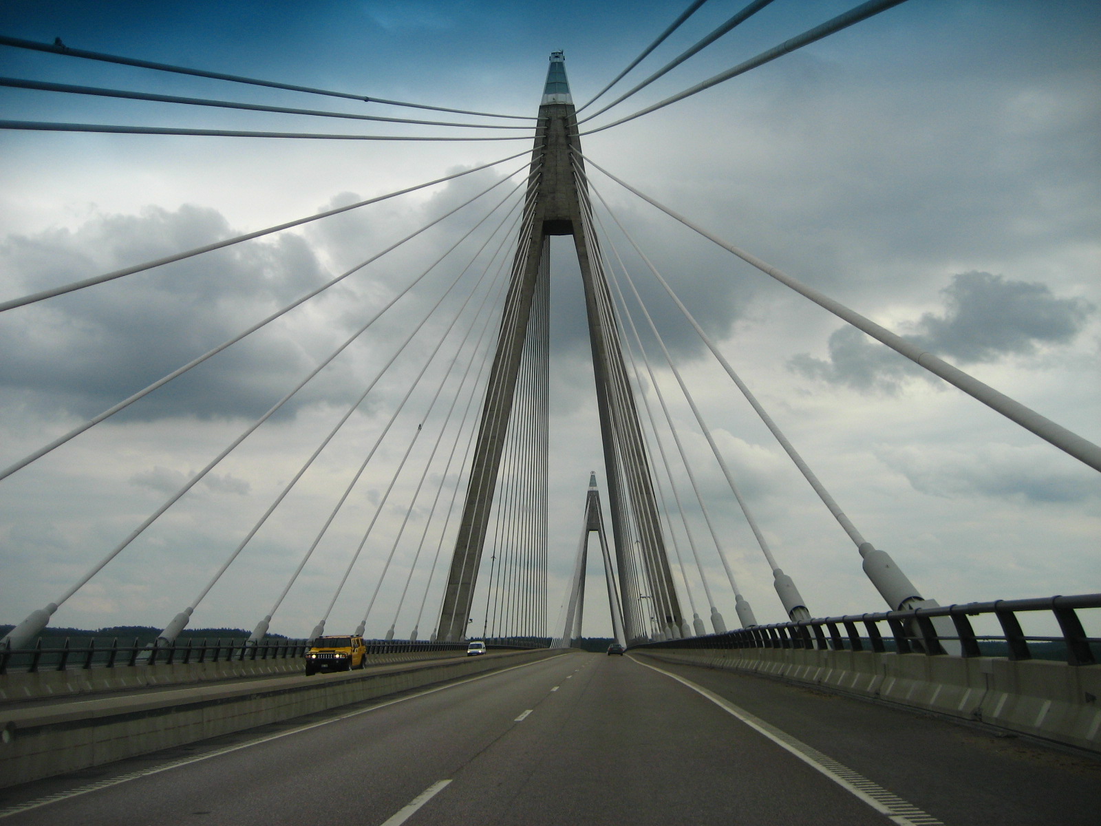 Fahrt über eine große Brücke als Symbol für die Abreise aus dem Ferienhaus